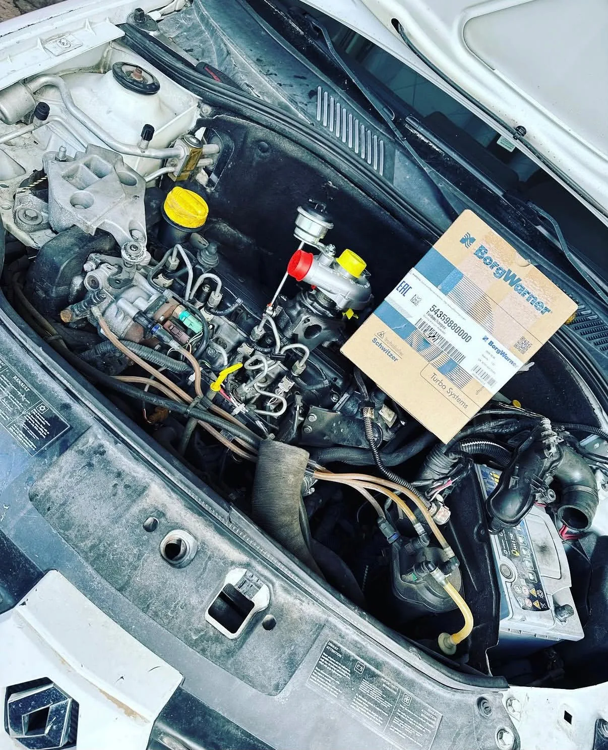 Motor bölmesinde sıfır turbo montajı öncesi teknik kontrol